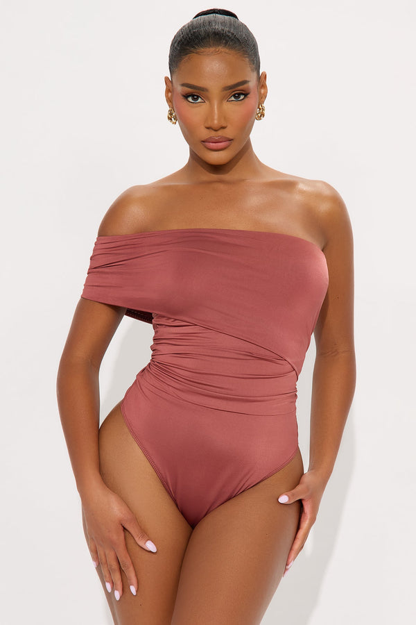 Reese Off Shoulder Ruched Bodysuit - Marsala